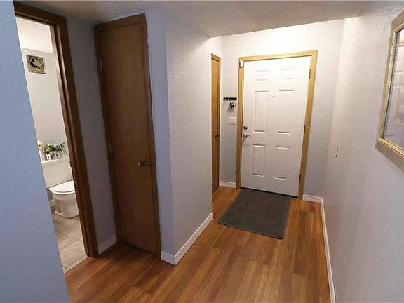 2nd image of 115 NE Greystone Dr