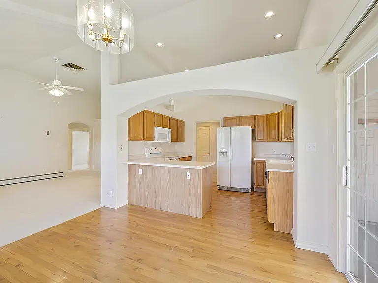 712 E Harbor Cir — Photo 9