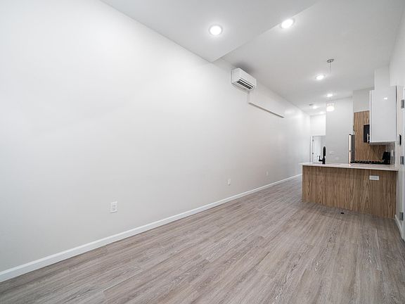 2nd image of 126 Saint Pauls Ave #3R