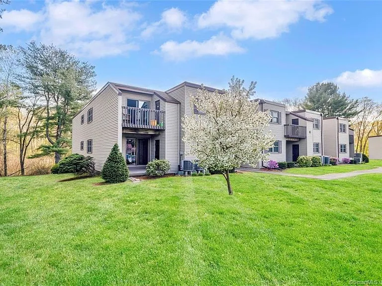 Twin Circle Dr — Photo 25