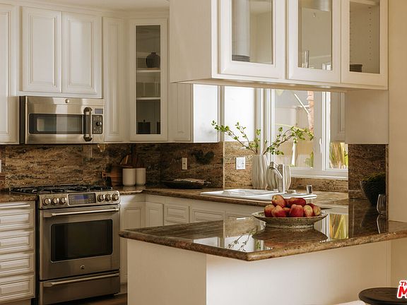 5th image of 915 12th St APT 2
