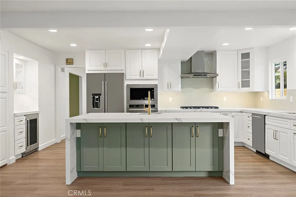 5 bed, 2563 sqft, $7,850 — Photo 2