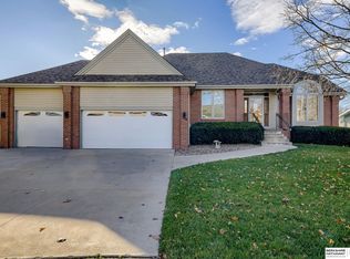 8605 Oahu Cir, Papillion, NE 68046