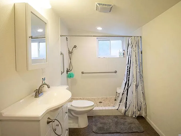 615 S Spruce St — Photo 9