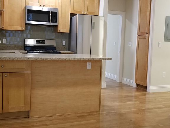 4th image of 972 Bush St