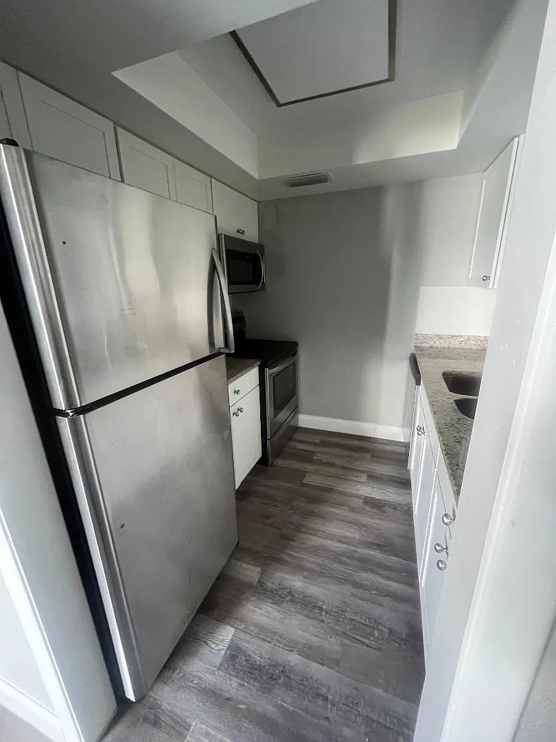 600 N Grove St - 4 — Photo 1