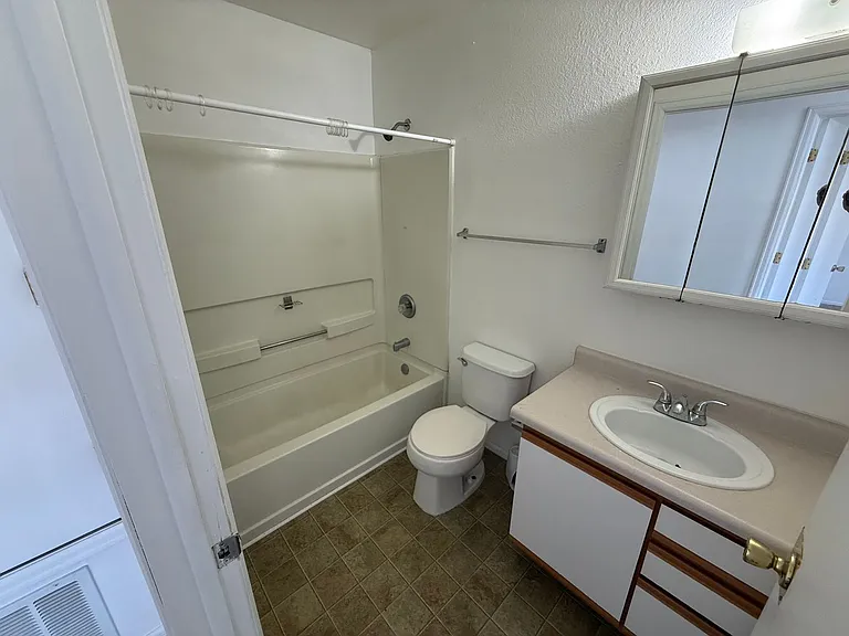 565 Redcliff Cir — Photo 7