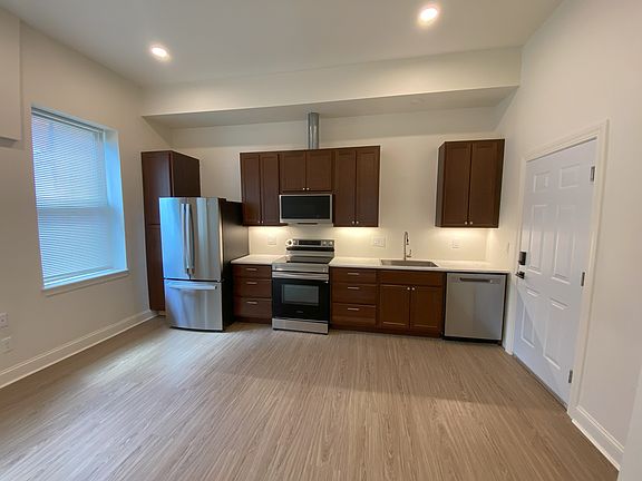 3rd image of 3244 Fairfield Ave APT 2
