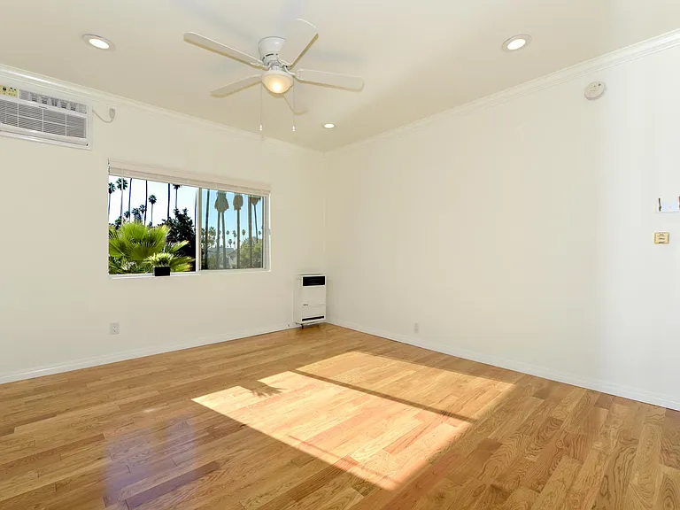 1650 Winona Blvd #4 — Photo 3