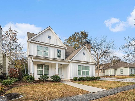 4th image of 352 Davis St