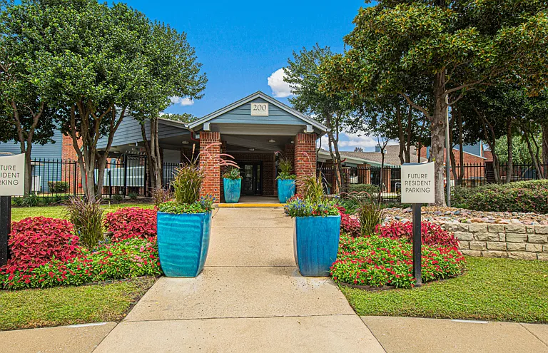 Oaks of Lewisville Apartments — Photo 20