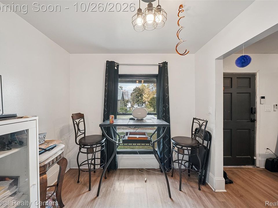 966 E Greendale, photo 8