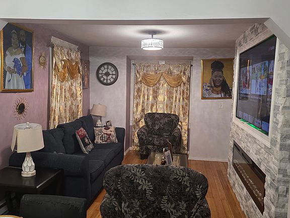 5th image of 248 Belmont St