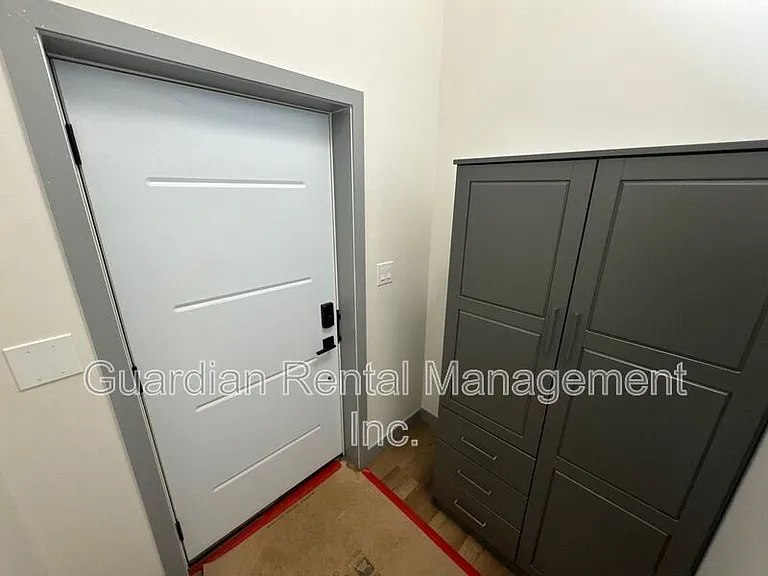 214 Windemere Ave S — Photo 7