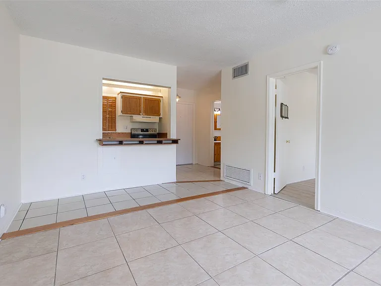 1001 SE 16th St #8 — Photo 4