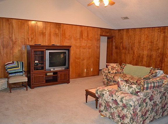 5th image of 405 Rosewood Dr
