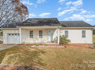 4980 Forest Ridge Dr, Hickory, NC 28602