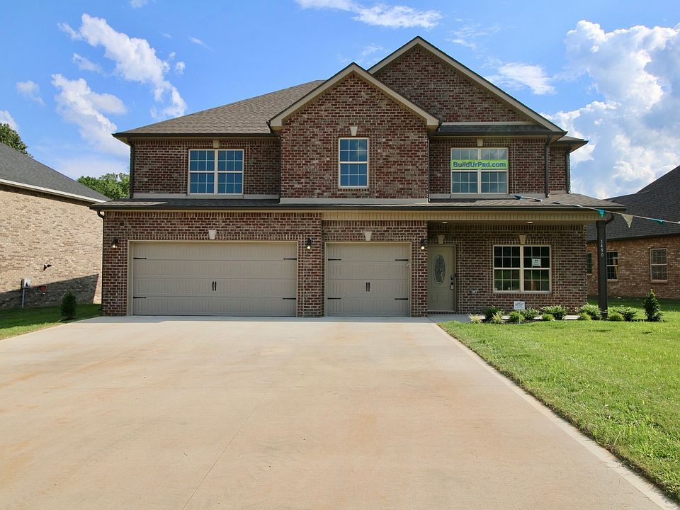 1490 English Oak, nestled in the Oaks subdivision. Pool and fitness center access, sidewalks, and quick I-24 access.
