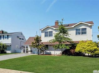 52 Dahlia Ln, Wantagh, NY 11793
