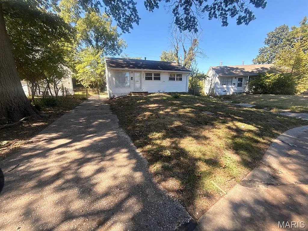 3 bed, 1.0 bath, 854 sqft, $1,225 — Photo 1