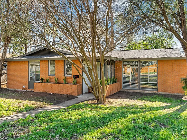 1501 Westmoor Dr — Photo 2