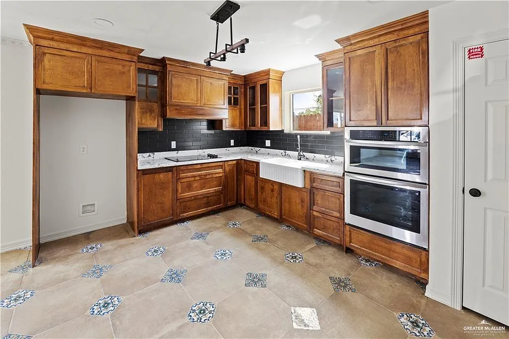 2 bed, 2.5 bath, 1079 sqft, $1,600 — Photo 2