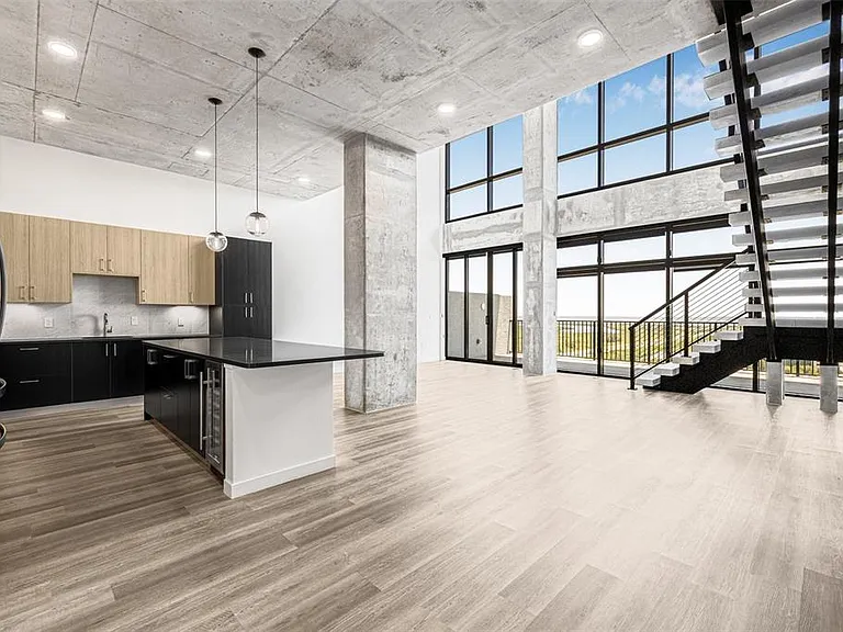 221 Main St N #Penthouse 1612 — Photo 3
