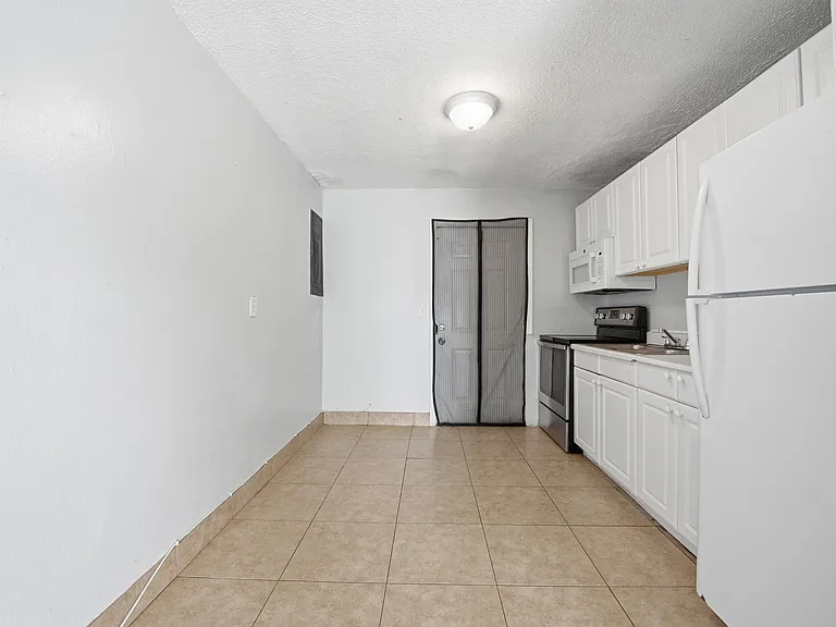 2001 A E Isaacs Ave #2007 — Photo 6