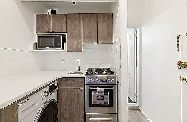 1st image of 340 W 48th St #3E