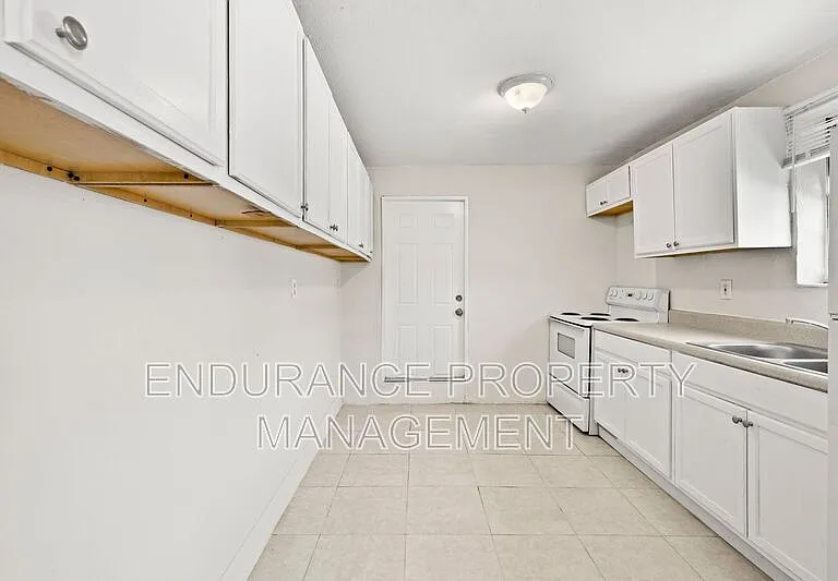 1125 W 28th St — Photo 10
