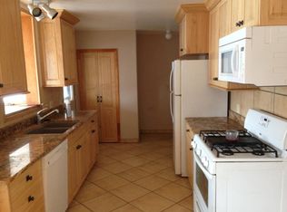 611 Apache St, Taos, NM 87571