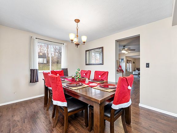 5th image of 52 Surrey Ct