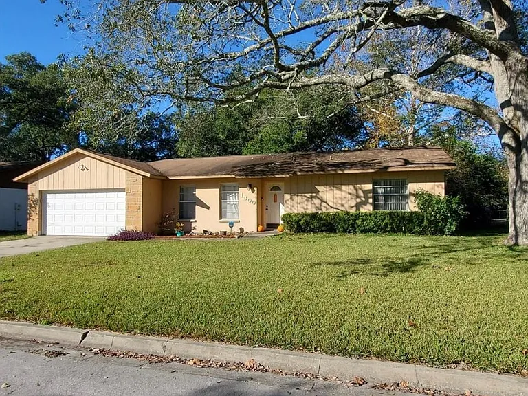 1300 SW 76th Dr — Photo 1