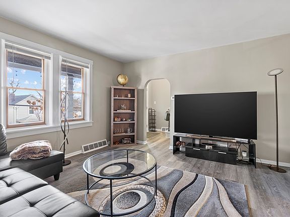 5th image of 274 Saint Clair St