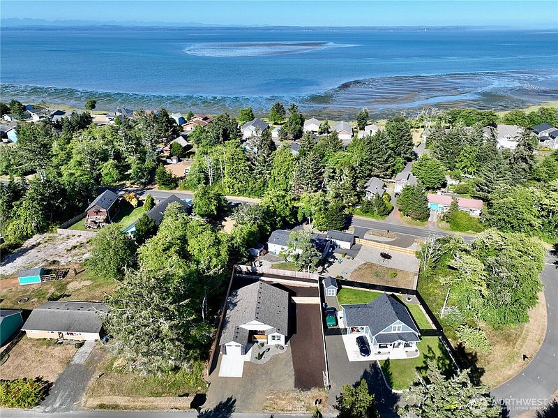 4th image of 684 Lake Island Avenue SE