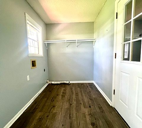 4th image of 3914 Foxridge Dr