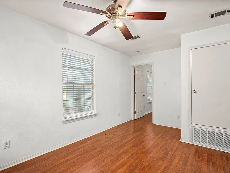 2610 E 3rd St #B — Photo 8