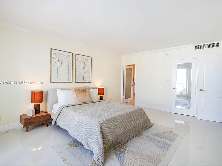 5401 Collins Ave #1013 — Photo 12