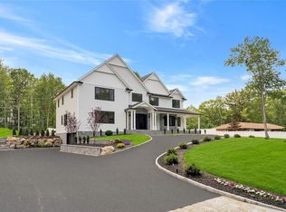 4 Pewter Pl, Dix Hills, NY 11746