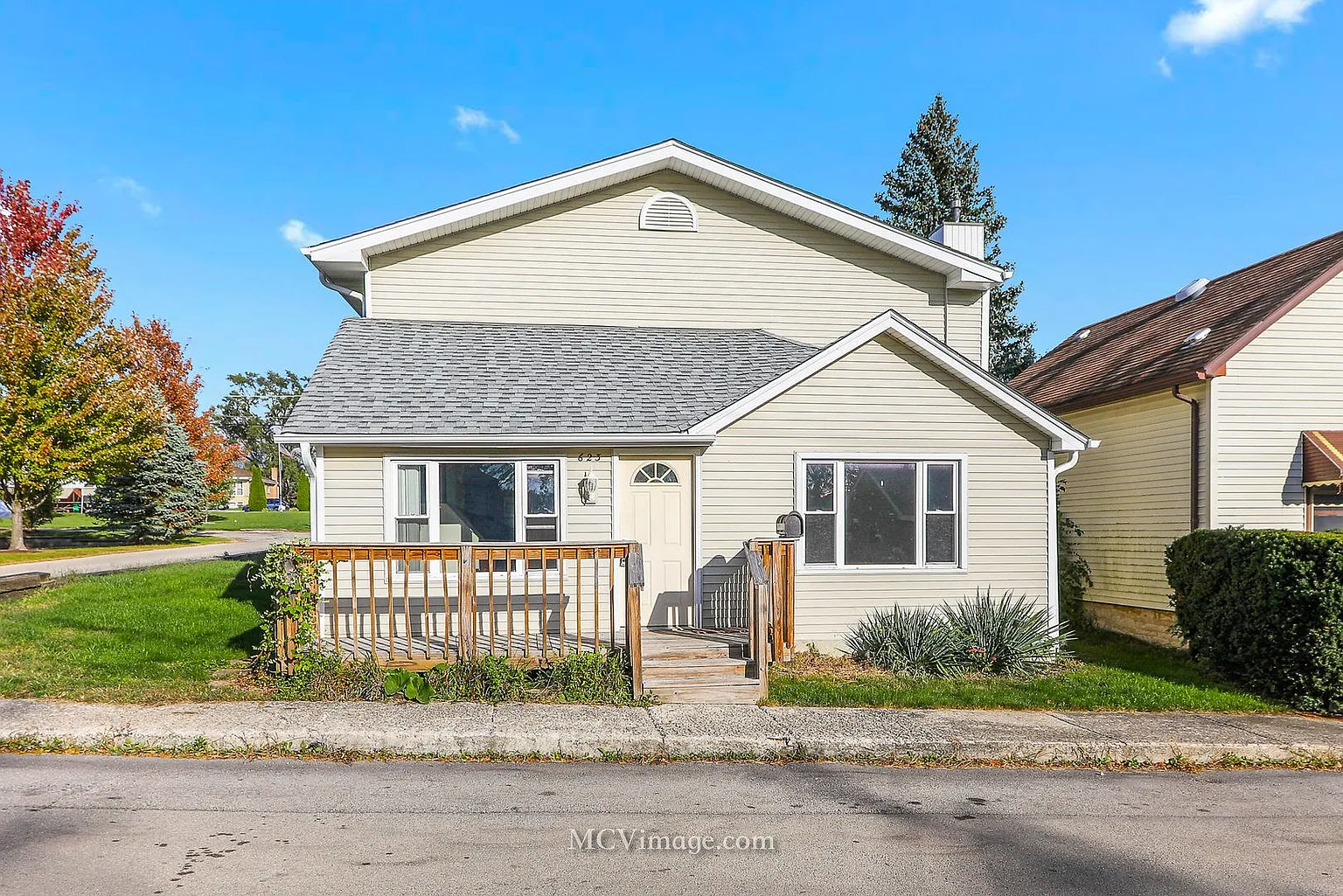 623 Ledochowski St photo 1
