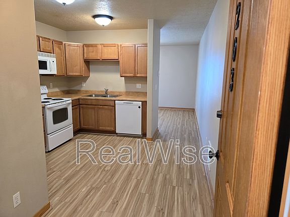 4th image of 502 SW Evergreen Ave APT 203