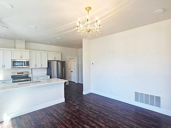 5th image of 543 Brooks St