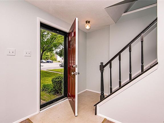 4th image of 733 Sturgis Dr