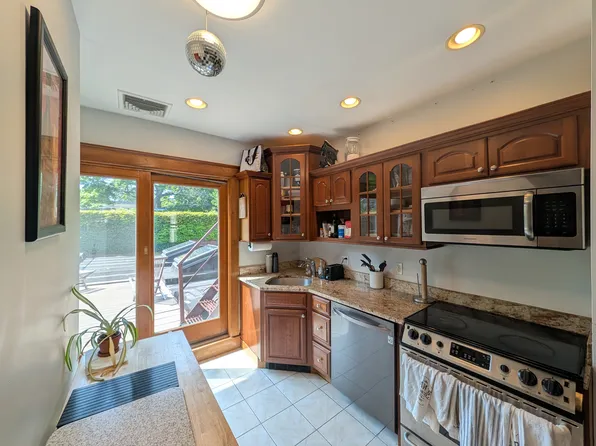 527 E 3rd St APT 2, Boston, MA 02127