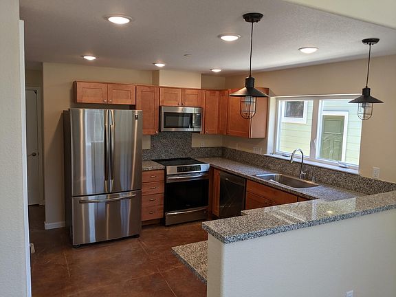 4th image of 327 Golf Club Dr