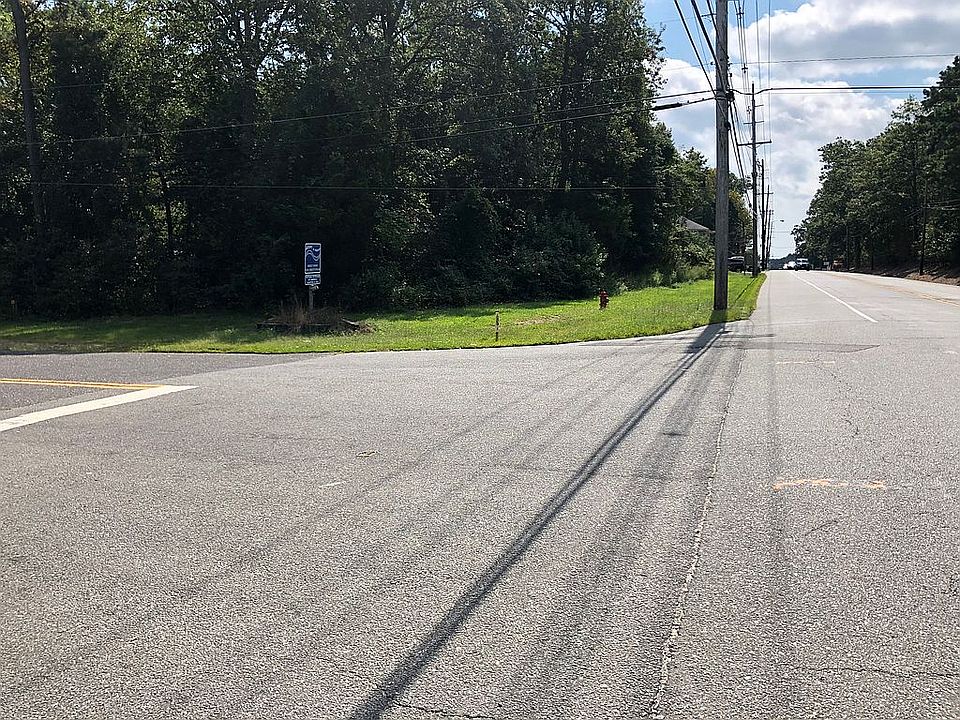 2nd image of 10 Serpentine Dr E