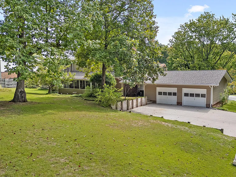 8693 Arbutus Dr — Photo 34