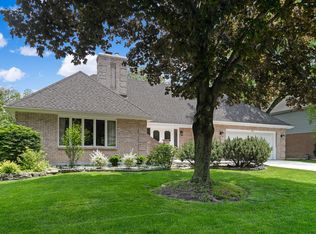 7621 Ridgewood Ln, Burr Ridge, IL 60527