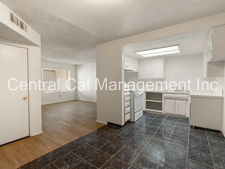 4200 Parkwood Ct — Photo 5