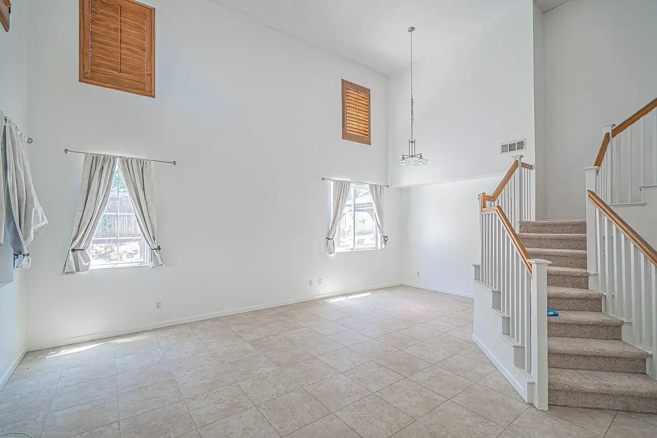 4 bed, 2046 sqft, $3,800 — Photo 2